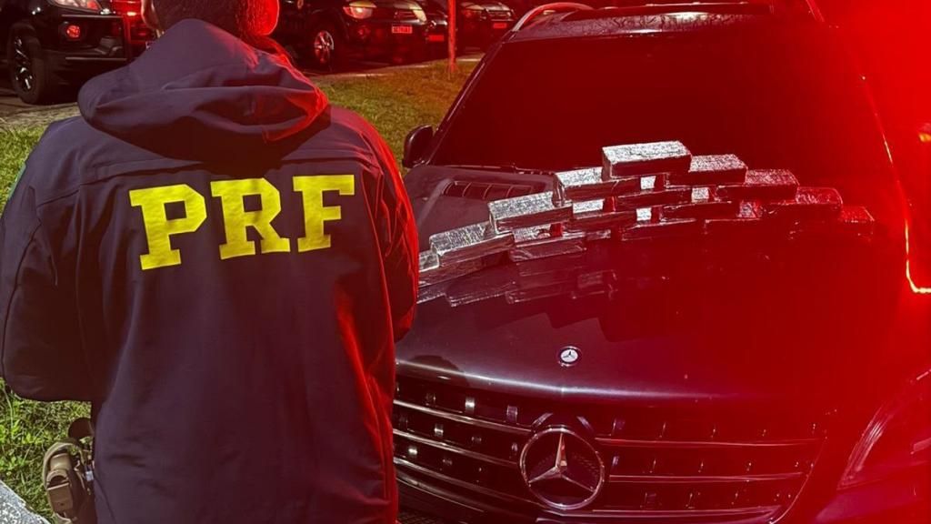 Casal é preso na região oeste com carga de crack escondida em carro Mercedes-Benz