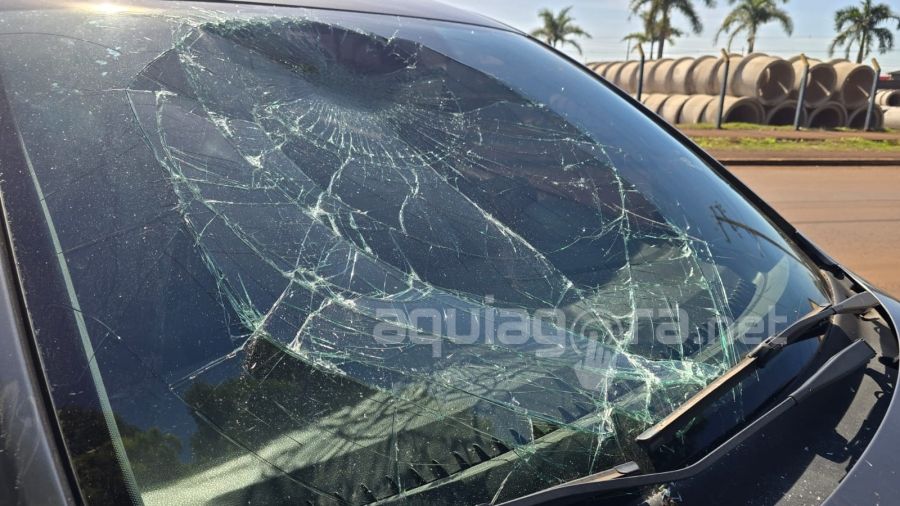 Motociclista de 21 anos é arremessada sobre carro após colisão em Marechal Cândido Rondon