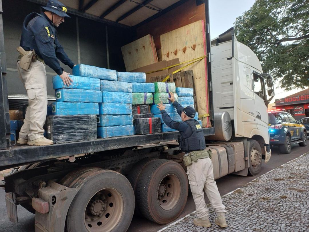 PRF apreende quase duas toneladas de maconha em carreta na BR-163, em Marechal Cândido Rondon