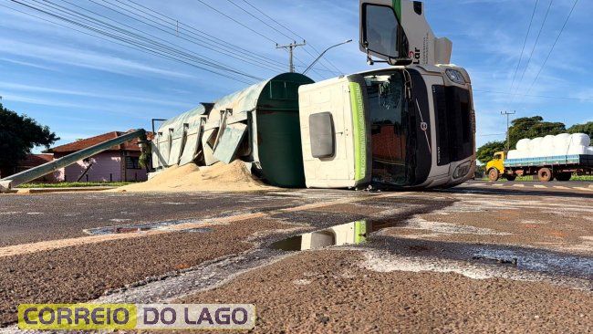 Caminhão carregado com ração tomba e interdita a PR-495 no distrito de Moreninha, em Santa Helena