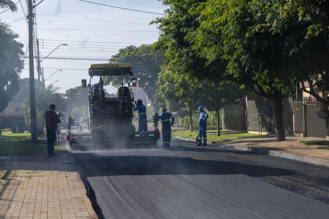 Ruas dos bairros Industrial, Gisela e Porto Alegre recebem recape asfáltico