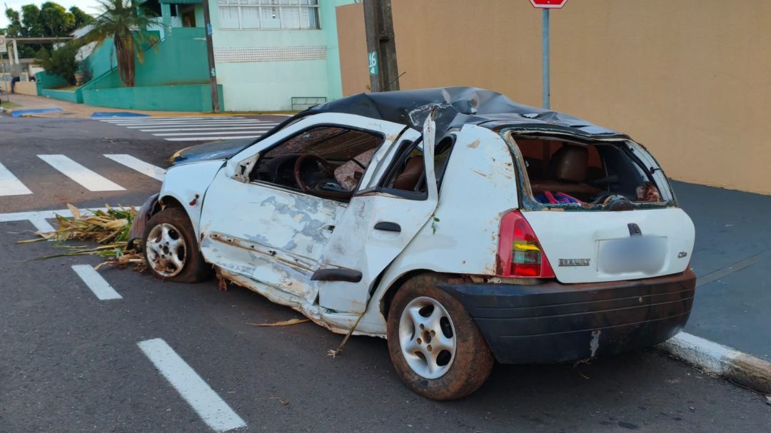 Após perseguição na zona rural de Toledo, motorista bate em poste, foge por milharal e tem veículo apreendido