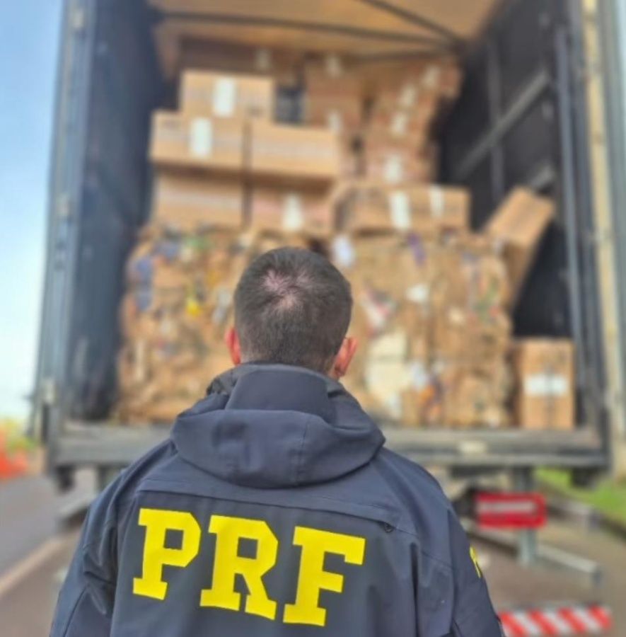 PRF apreende 400 mil maços de cigarros contrabandeados na BR-163 entre Toledo e Quatro Pontes
