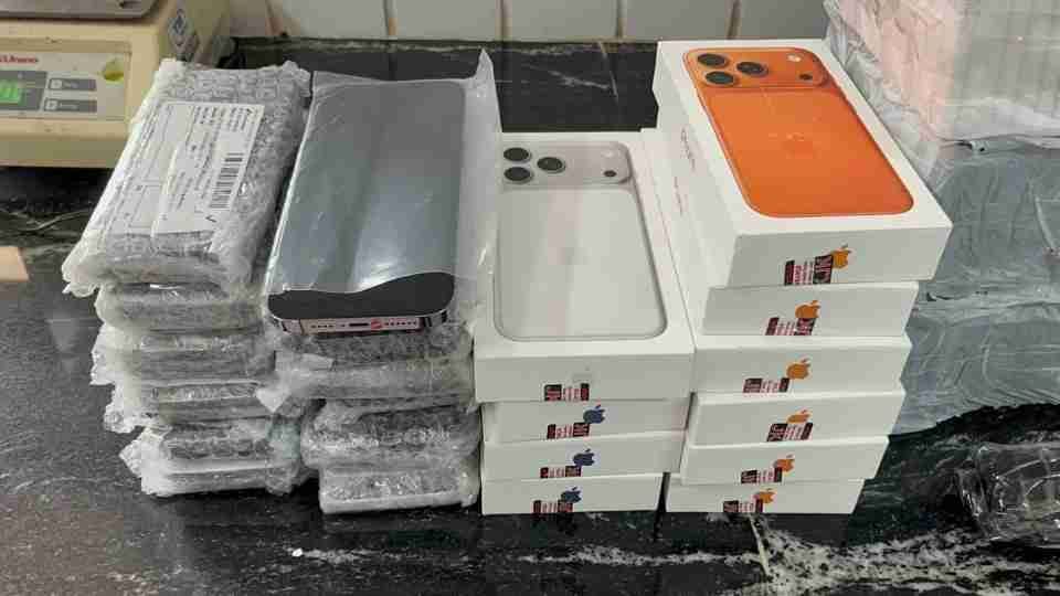 Mais de R$ 200 mil em iPhones e medicamentos são apreendidos com passageiro de  ônibus em Cascavel