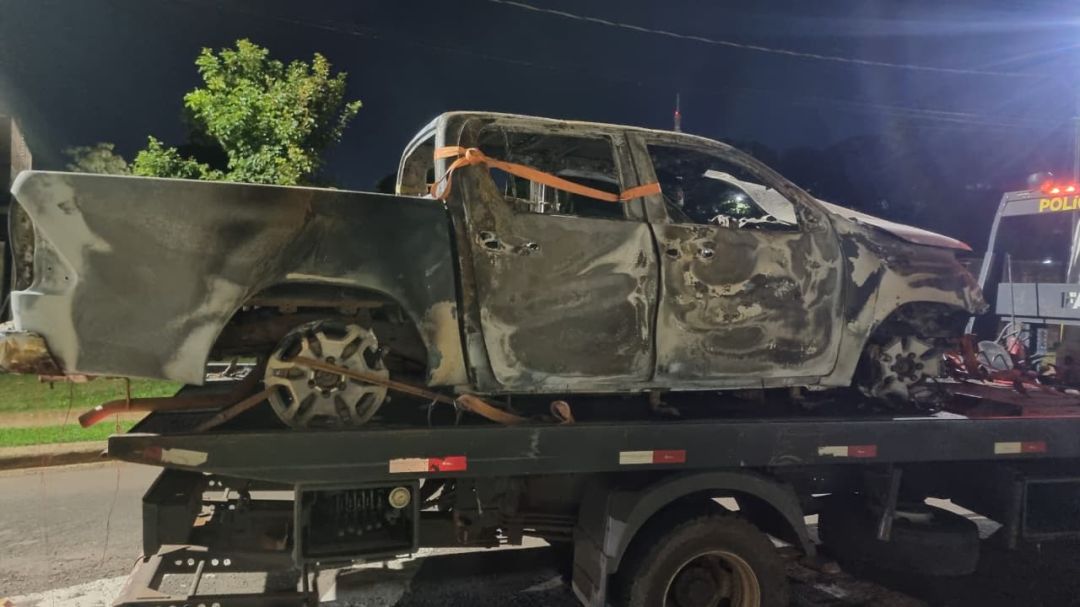 Hilux totalmente incendiada é encontrada em área rural de Santa Tereza do Oeste