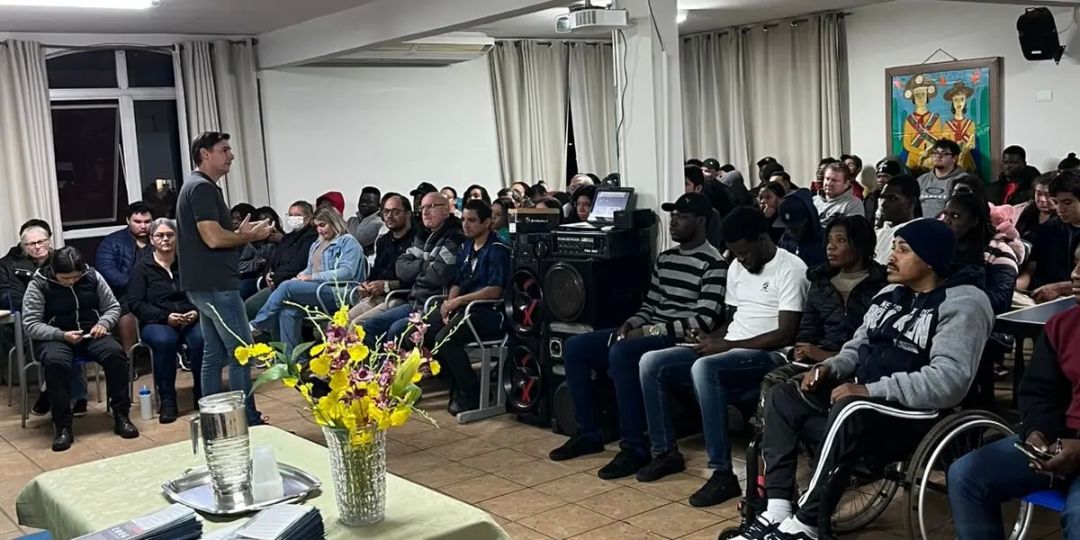 Coordenador da FAG Toledo ministra palestra para estudantes do CEEBJA
