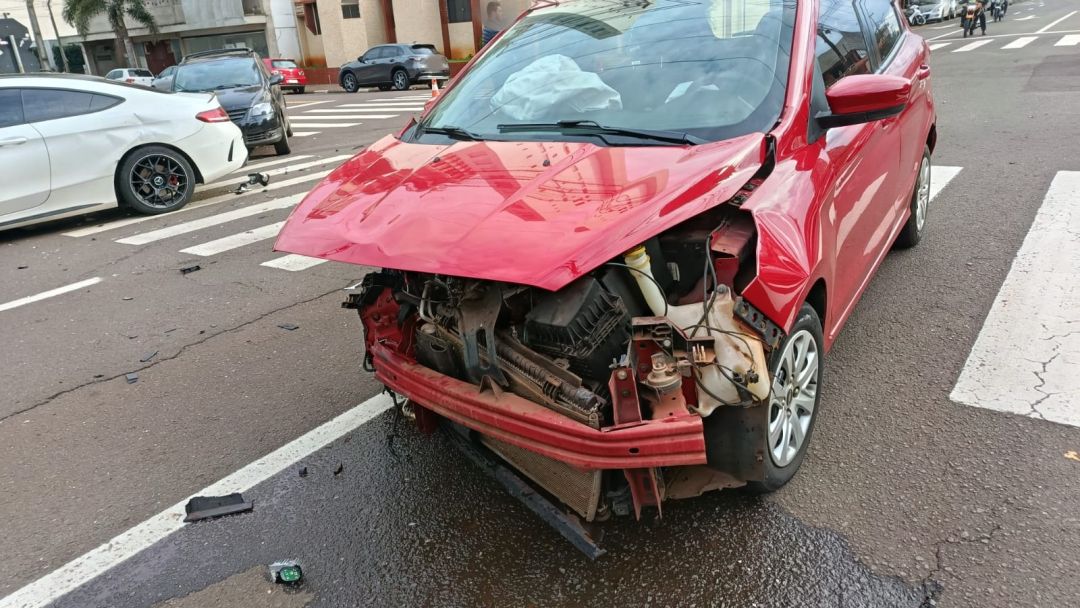 Colisão entre dois carros deixa motorista ferida próximo à Prefeitura de Toledo