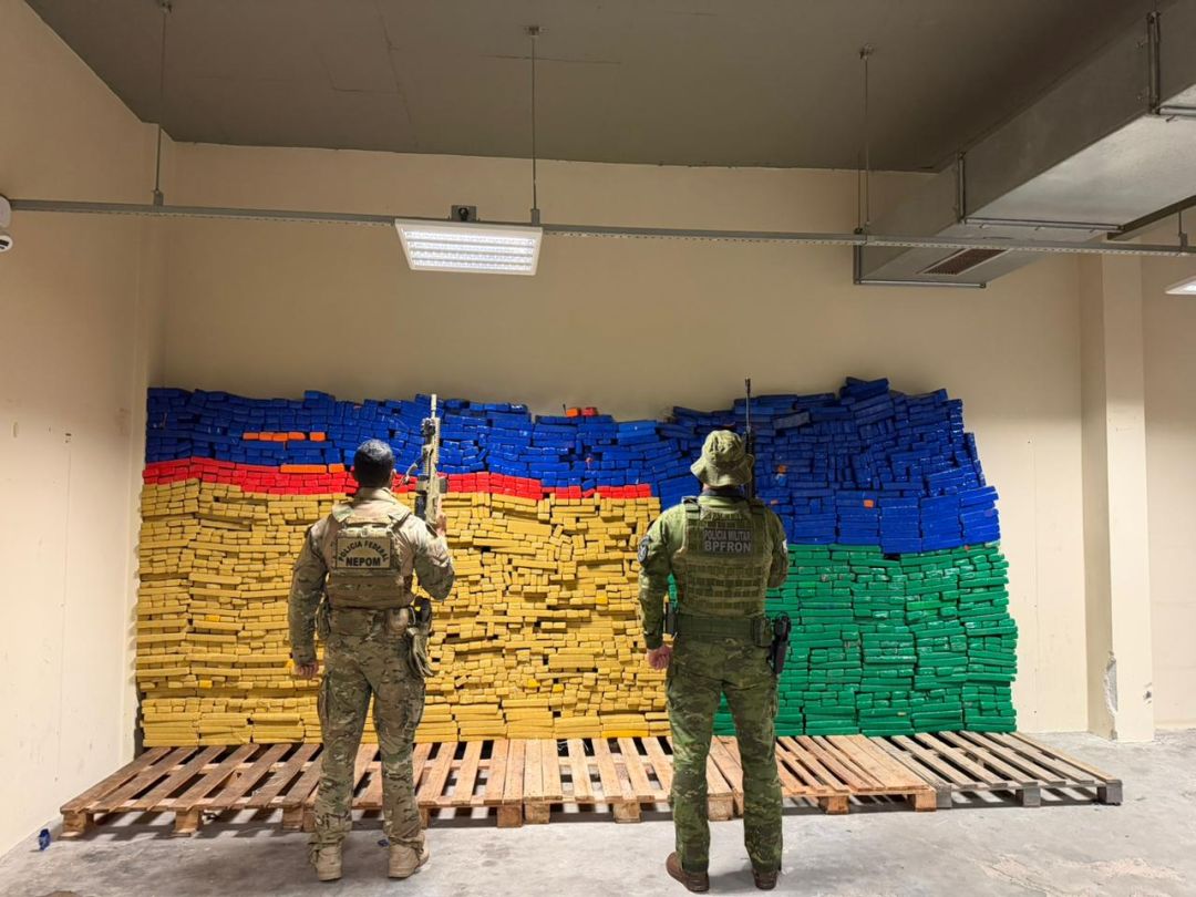 PF e BPFron apreendem mais de 2,1 toneladas de maconha escondidas em caminhão boiadeiro