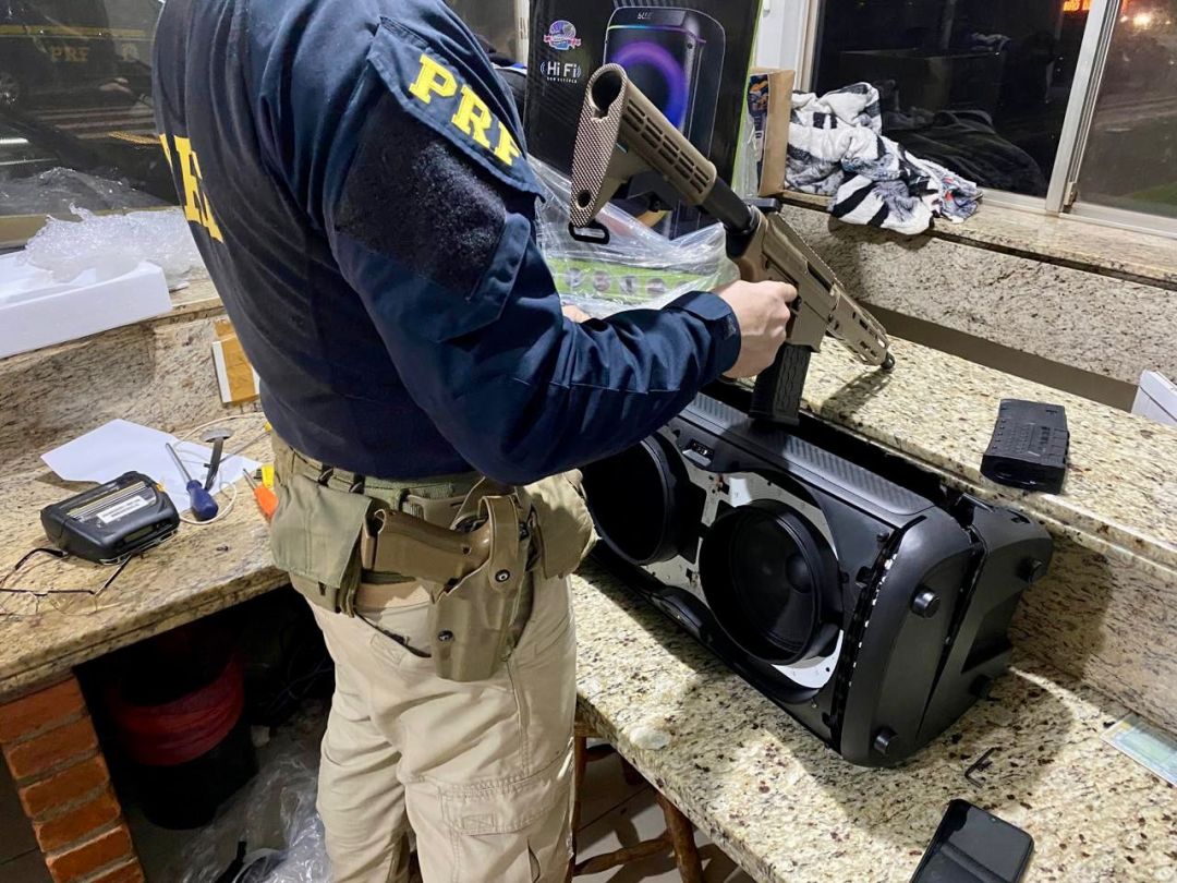 PRF apreende fuzil escondido dentro de caixa de som na BR-277