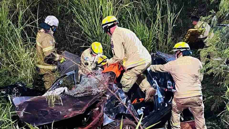 Motorista fica preso às ferragens após capotamento em Foz do Iguaçu