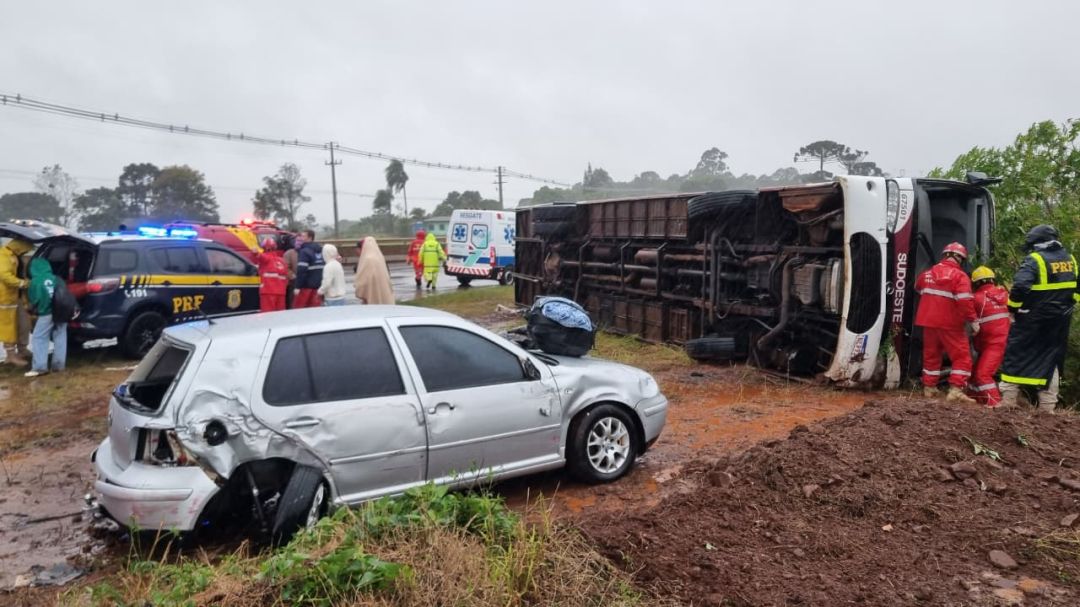 Ônibus tomba após batida e 22 pessoas ficam feridas na BR-277 em Cascavel