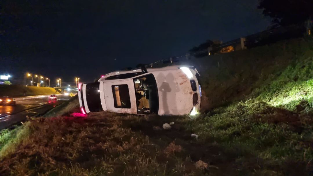 BMW X4 capota após aquaplanar na PRc-467 durante forte chuva em Cascavel