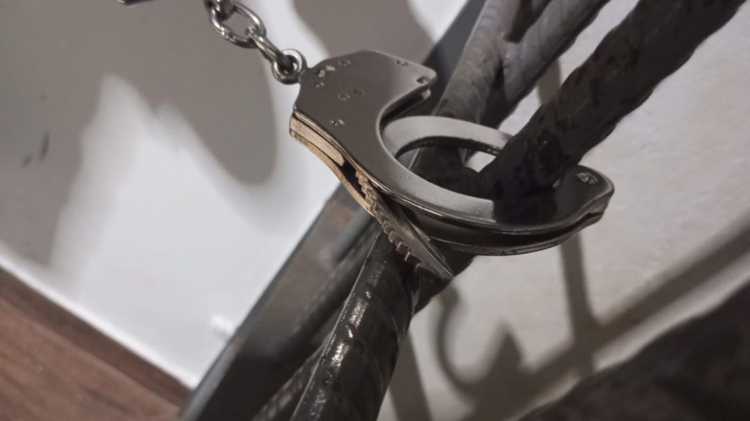 Após agredir companheira, homem danifica algema e surta na Delegacia de Toledo
