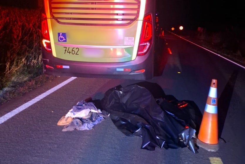 Pedestre morre após atravessar rodovia e ser atropelado por ônibus na PR-484