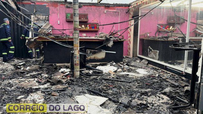 Incêndio de grandes proporções destrói boate durante a madrugada em Santa Helena