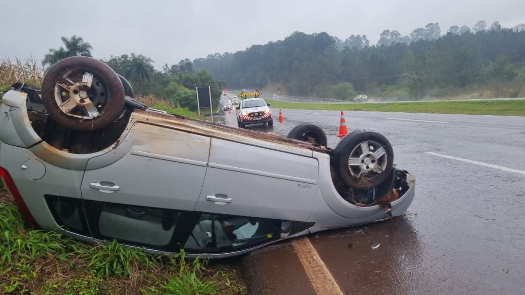 Mulher perde o controle e capota Fiesta na BR-163, em Cascavel