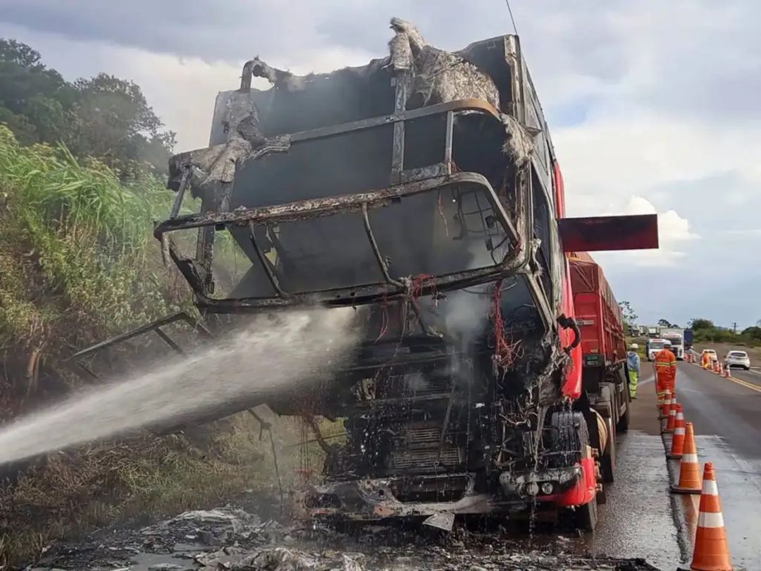 Caminhão carregado com açúcar pega fogo na BR-163