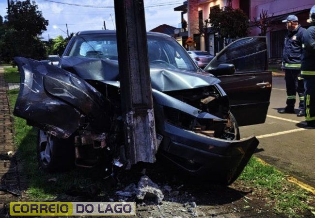 Carro bate em poste e motorista é detido por embriaguez ao volante em Santa Helena