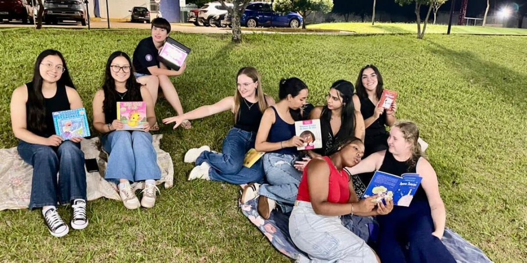 Curso de Pedagogia da FAG Toledo promove contação de histórias acessível na Biblioteca Pública Municipal