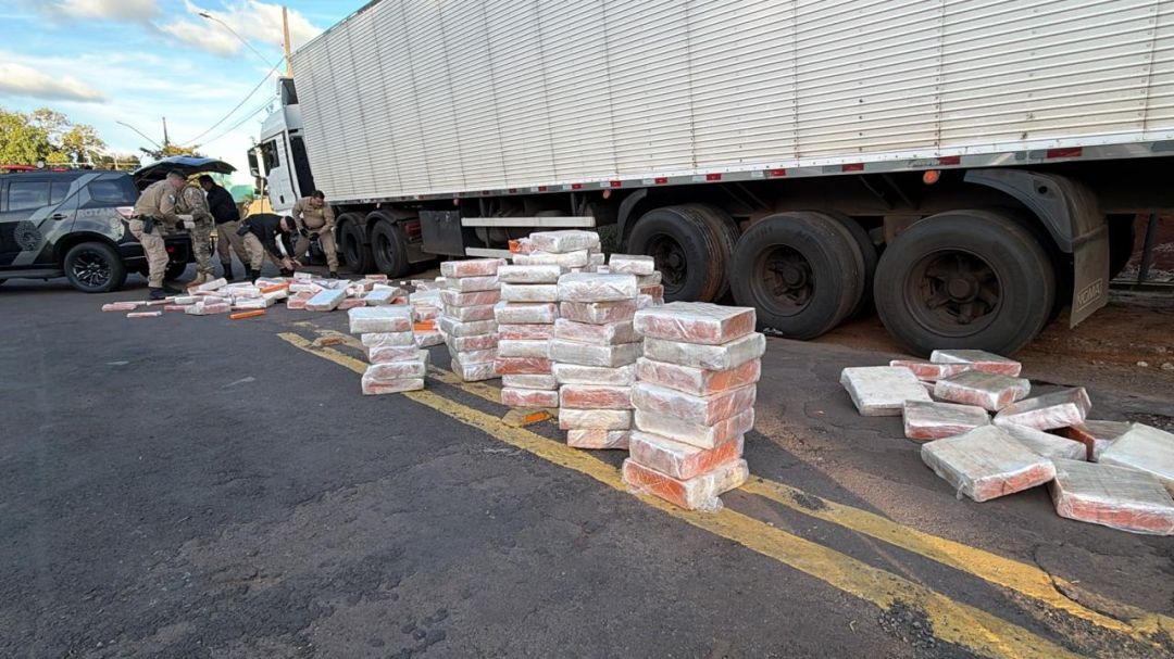 PRF apreende caminhão com 2,7 toneladas de maconha na BR-163 entre Toledo e Cascavel
