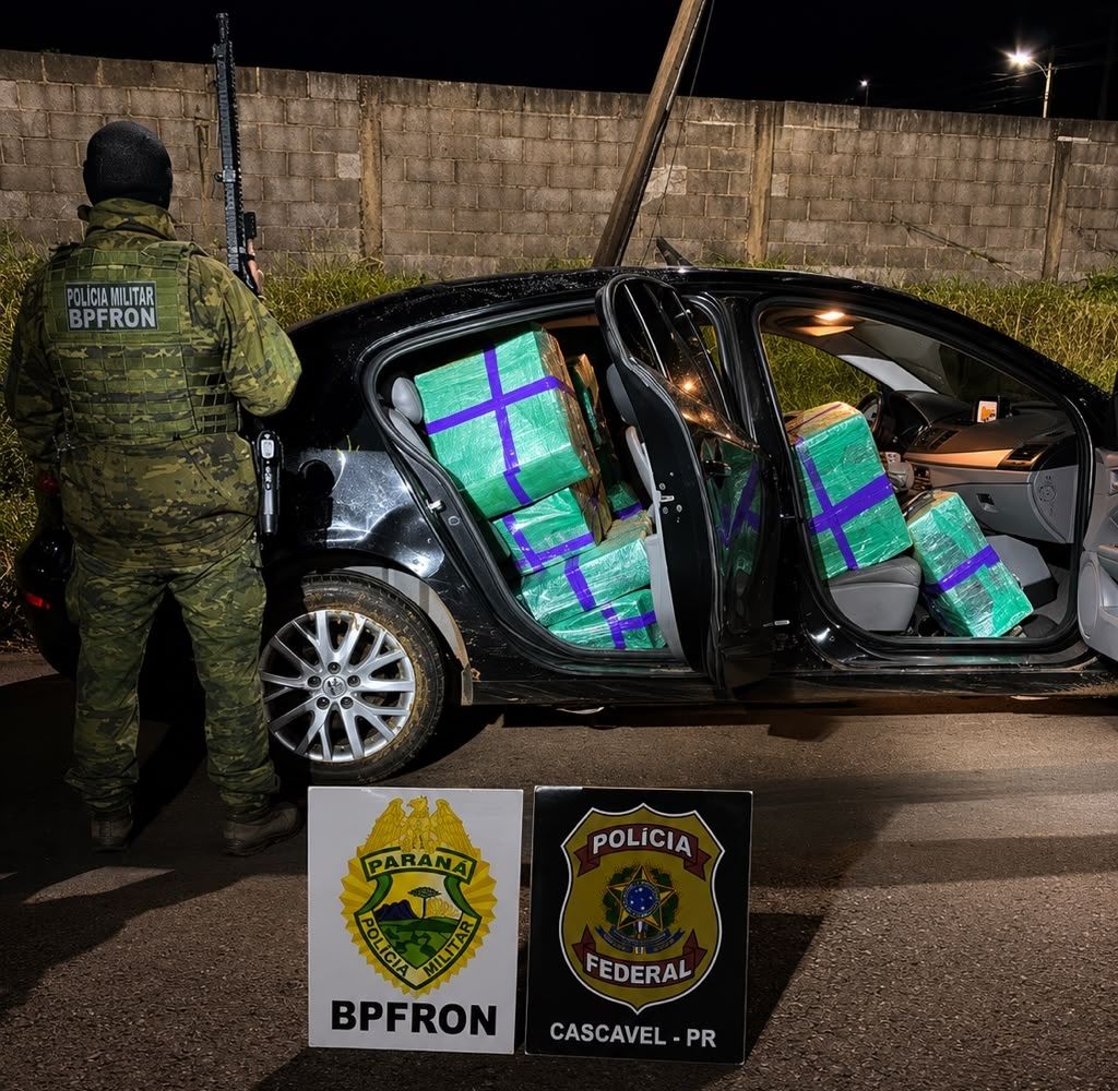 Fuga termina em capotamento e apreensão de 480 kg de maconha na BR-277