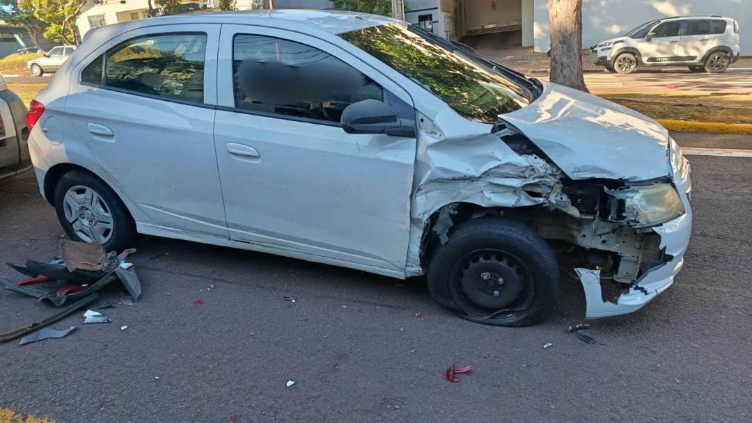 Colisão entre Onix e van deixa motorista ferida no Jardim Porto Alegre, em Toledo