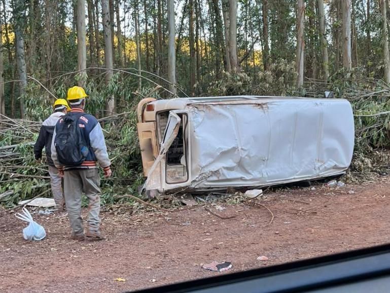 Acidente entre Kombi de trabalhadores e caminhão deixa dois feridos na BR-163