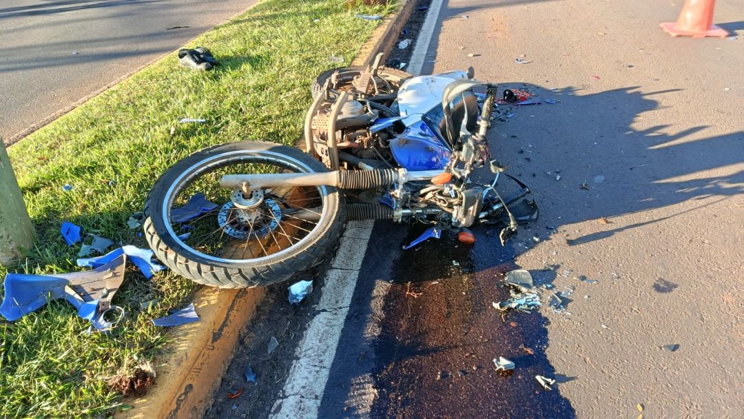 Acidente com quatro veículos deixa motociclista ferido na Avenida Senador Atílio Fontana, em Toledo