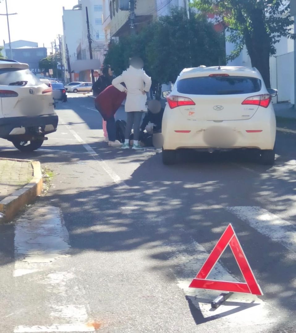 Pedestre é atropelada na Rua Sete de Setembro, no Centro de Toledo