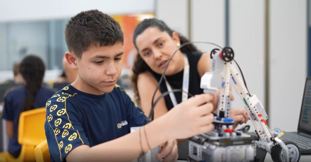 Jovens cientistas em ação: Academia e Colégio Donaduzzi realiza 3ª Mostra de Ciência e Tecnologia com projetos inovadores e participação aberta ao público