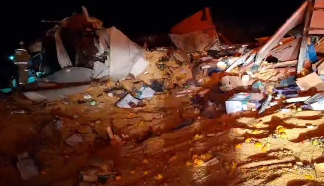 Acidente grave entre caminhões deixa dois mortos e interdita BR-163 em Capanema