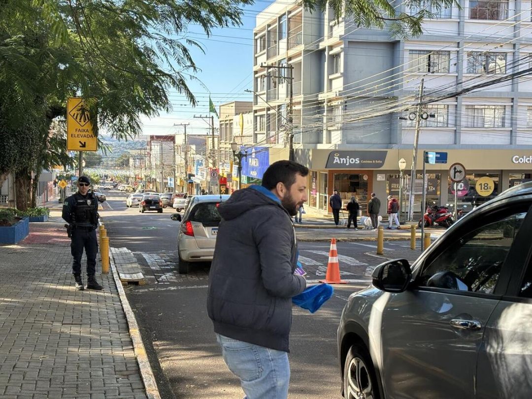 Motoristas são alertados sobre violência contra idosos no Junho Violeta