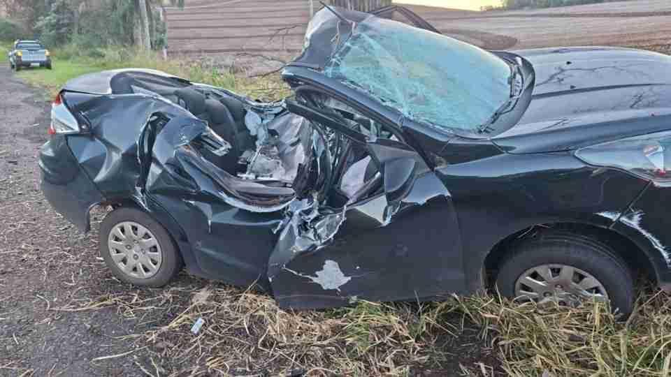 Batida contra árvore destrói teto de carro, que fica parecendo um conversível na BR-158