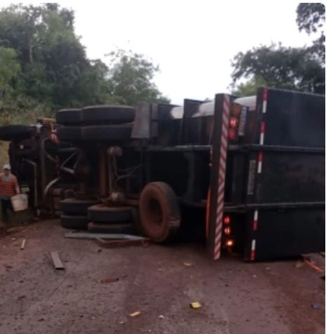 Tombamento de caminhão interdita estrada municipal em Marechal Rondon