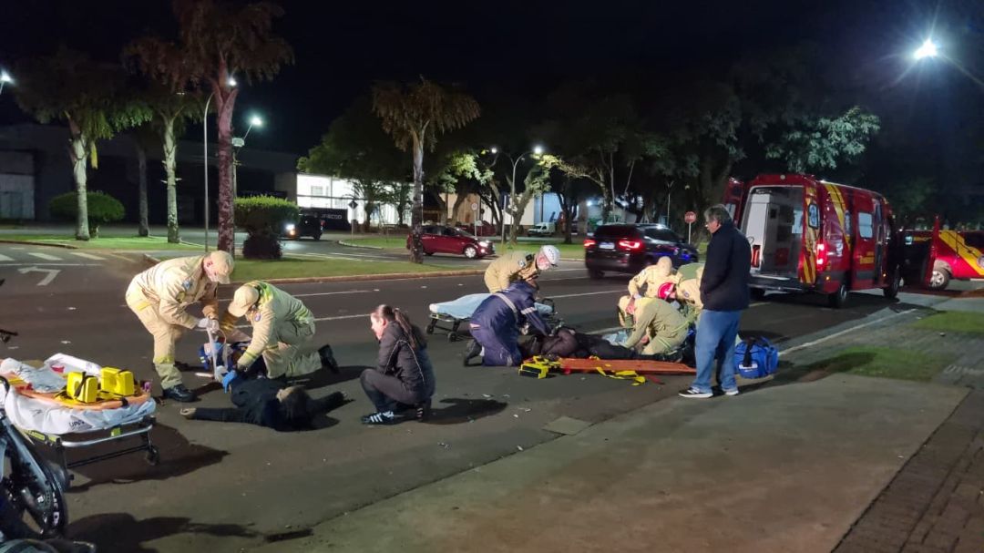 Motorista foge após atingir motocicleta e deixar casal gravemente ferido na Avenida Brasil em Cascavel