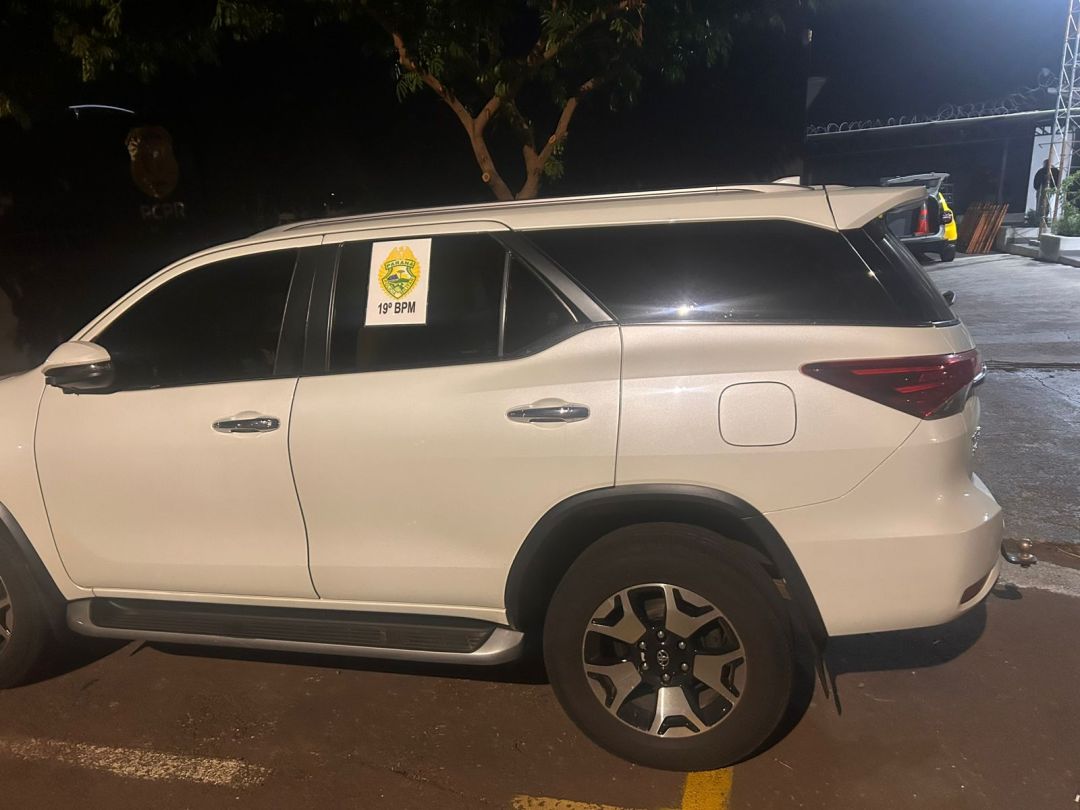 Homem com símbolo da Toyota tatuado no rosto é preso com Hilux furtada no Centro de Toledo
