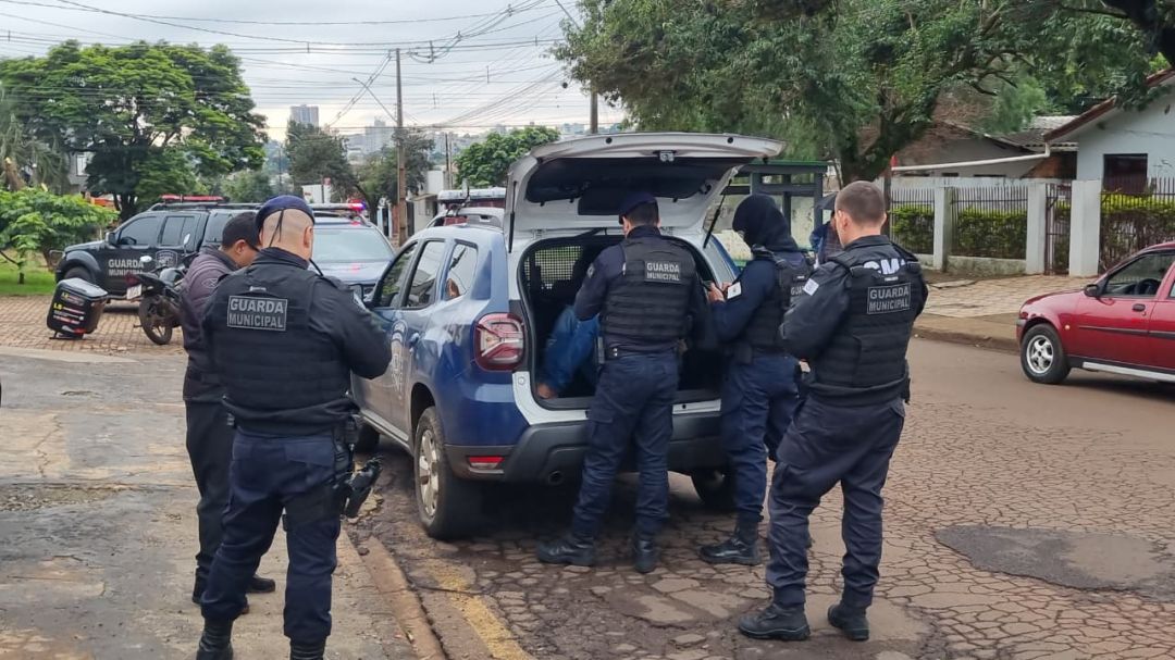 Viaturas da GM e helicóptero da PM encontram dupla que furtou moto de entregador em shopping de Cascavel