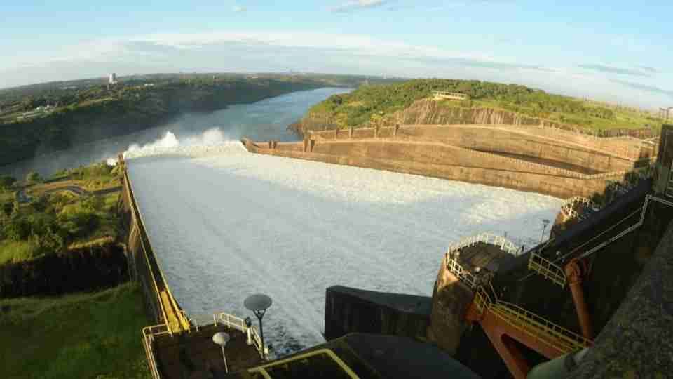 Chuvas elevam nível do reservatório e vertedouro da Usina de Itaipu é aberto