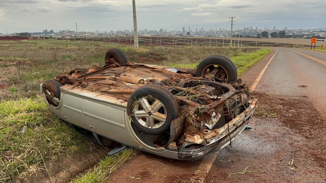 Capotamento é registrado na PR-486, na saída de Cascavel
