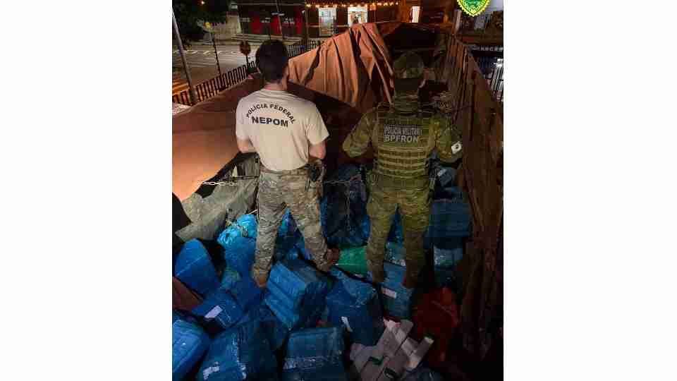 Quase 1,5 tonelada de maconha apreendida em carreta no Paraná