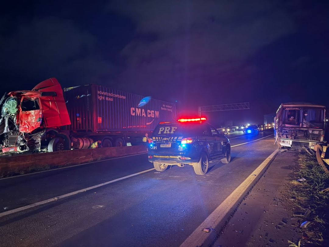 Grave acidente com ônibus, caminhão e dois carros deixa quatro feridos na BR-369