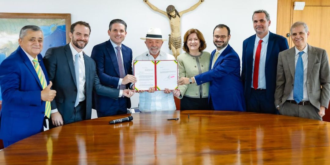 Lula entrega a Motta projeto para beneficiar MEIs com aumento do teto de faturamento