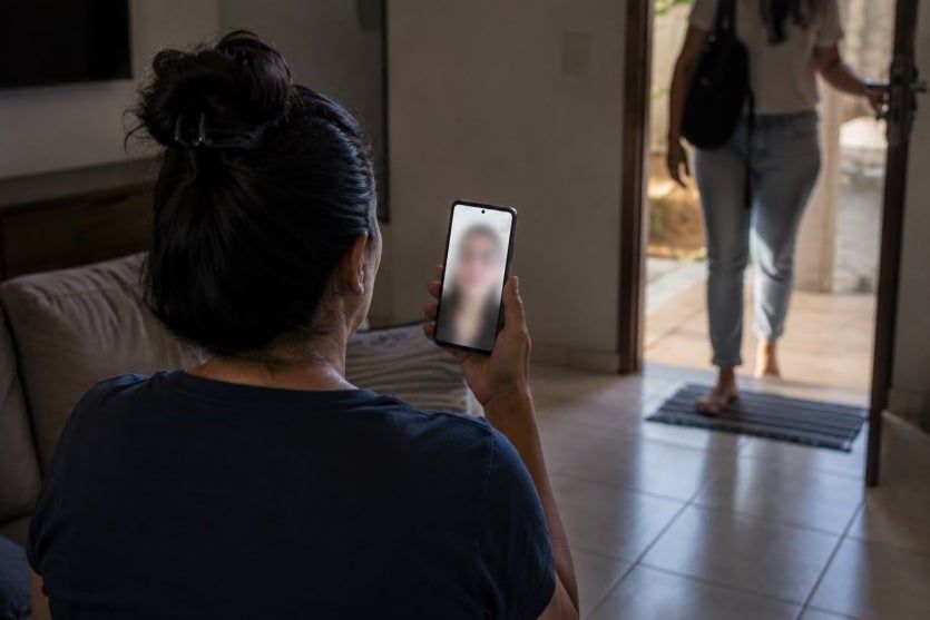 Família de Umuarama perde R$ 5 mil ao cair em golpe de videochamada que simula filha com IA