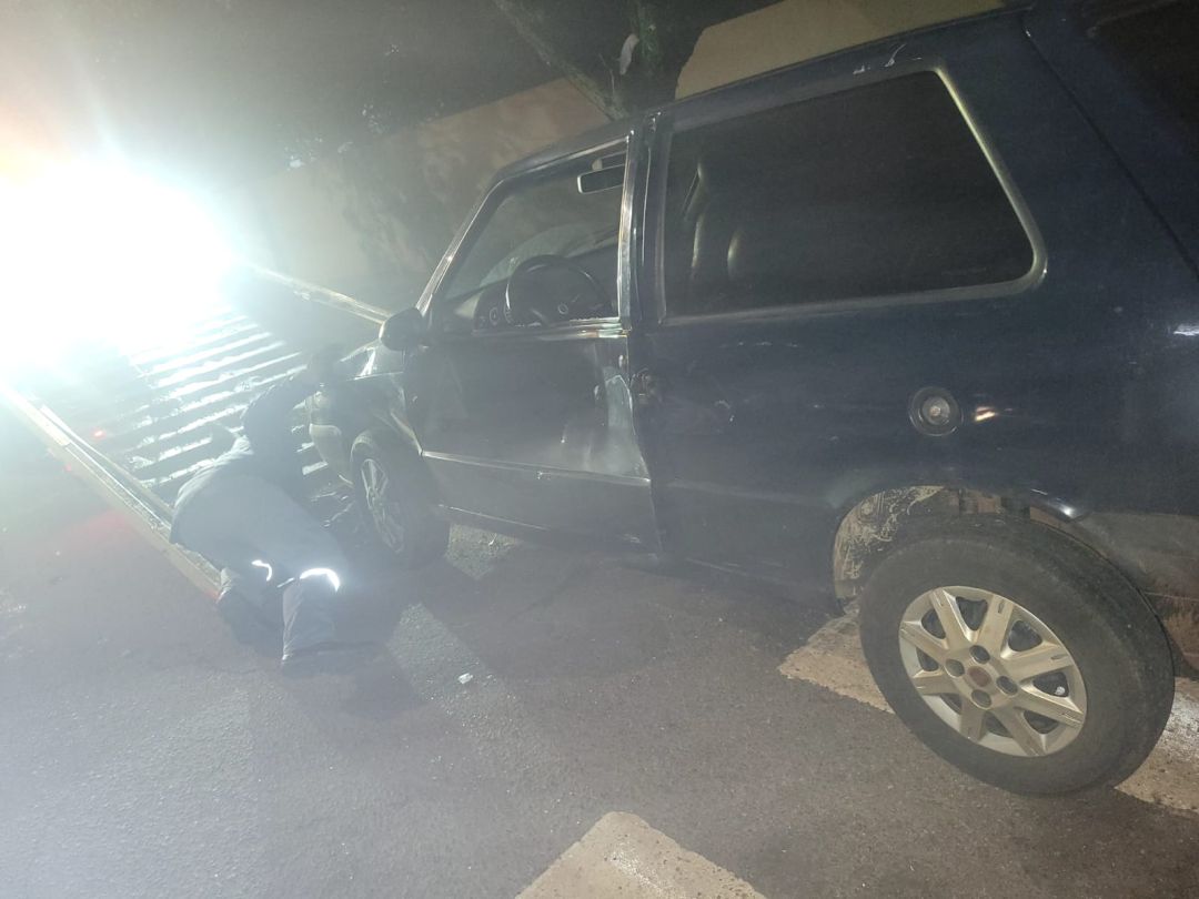 Fiat Uno com mais de R$ 24 mil em débitos se envolve em acidente com motocicleta no Centro de Toledo