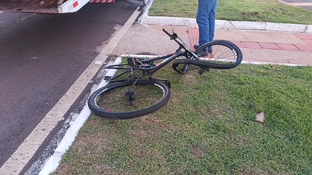 Ciclista fratura costela após bater de frente com carro no Jardim da Mata