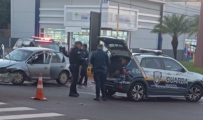 Motorista embriagado perde controle e bate em mureta de rotatória na Avenida Maripá