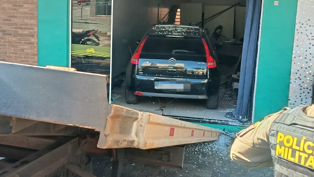 Motorista perde controle ao estacionar e carro invade escritório no centro de Toledo