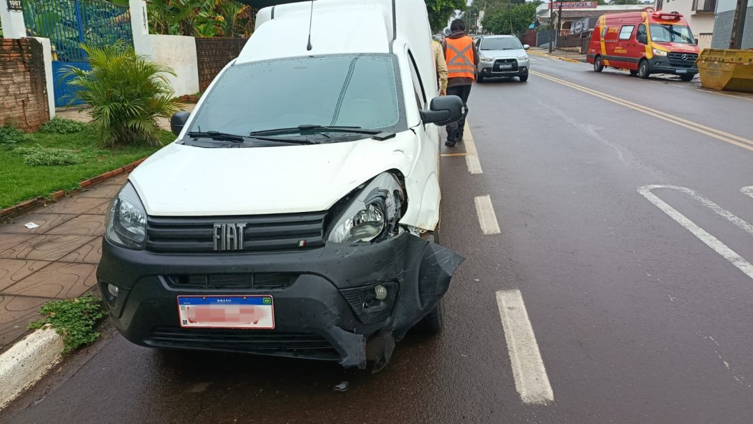 Motociclista de 17 anos se fere em colisão com Fiorino na Vila Operária