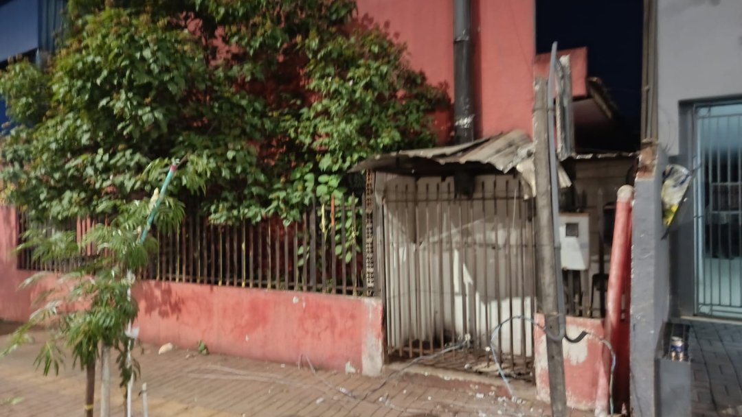 Dois caminhões enroscam em fiação e derrubam poste padrão na Avenida Attílio Fontana