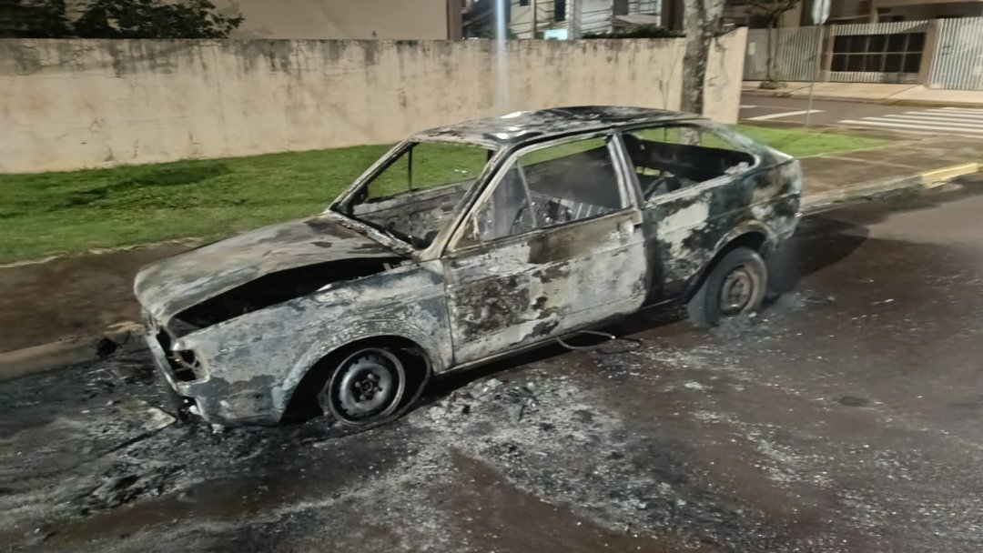 Incêndio destrói Gol no Jardim Anápolis após mangueira de combustível romper